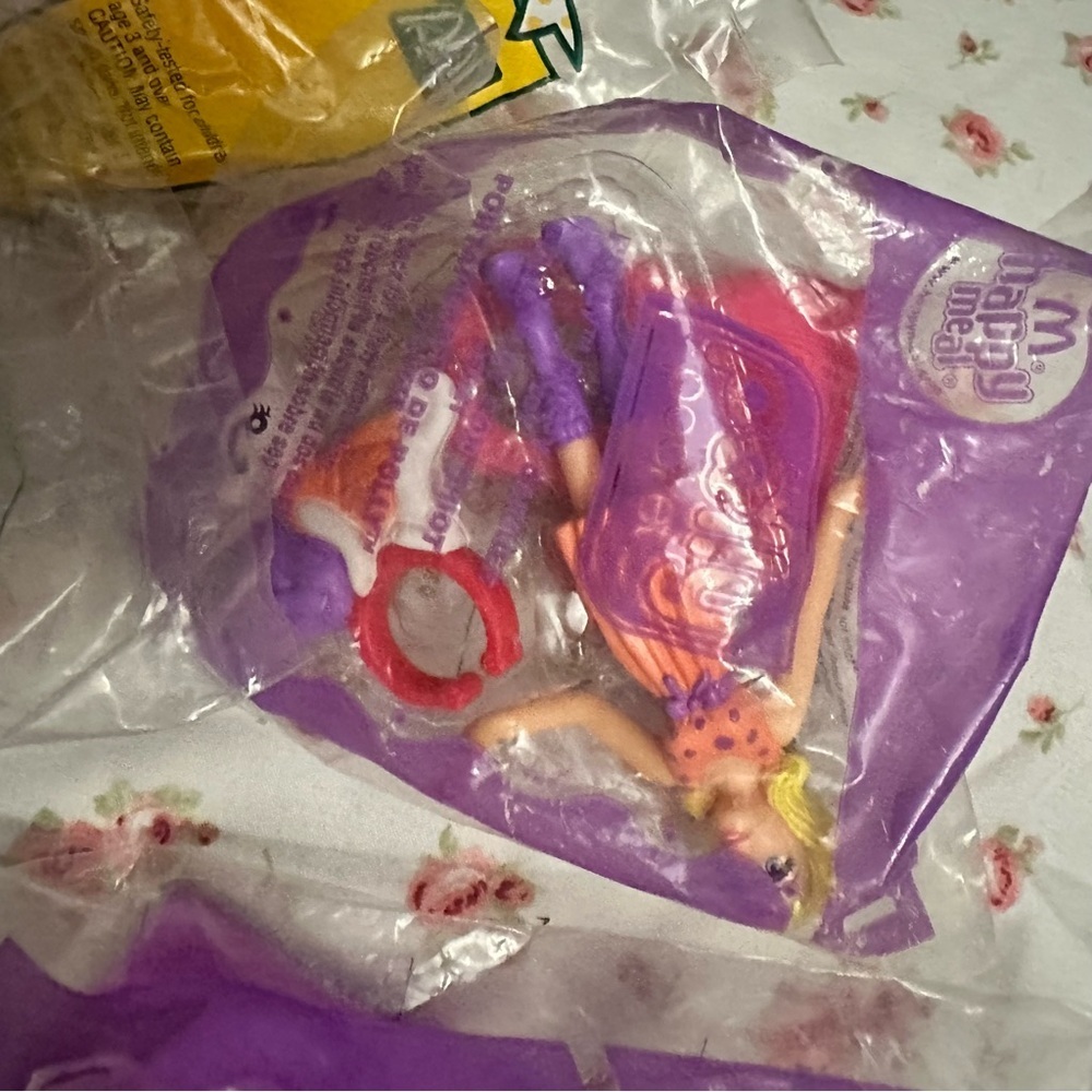 McDonald's Polly Pocket Playset Assortment - Purple, Pink, Red, Blue - Picture 7 of 12